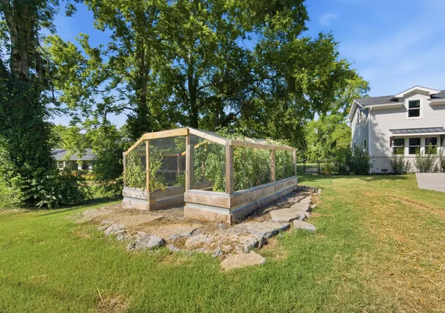 Photo 3 of Single family home for sale at 824 Clematis Dr, Nashville, TN 37205 | MLS# 3251731 | Listing updated on 2026-08-20