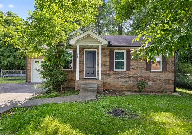 Photo 1 of Single family home for sale at 423 Donna Dr, Clarksville, TN 37042 | MLS# 3251873 | Listing updated on 2026-08-20