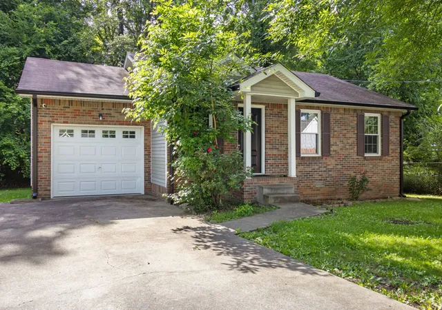 Photo 2 of Single family home for sale at 423 Donna Dr, Clarksville, TN 37042 | MLS# 3251873 | Listing updated on 2026-08-20