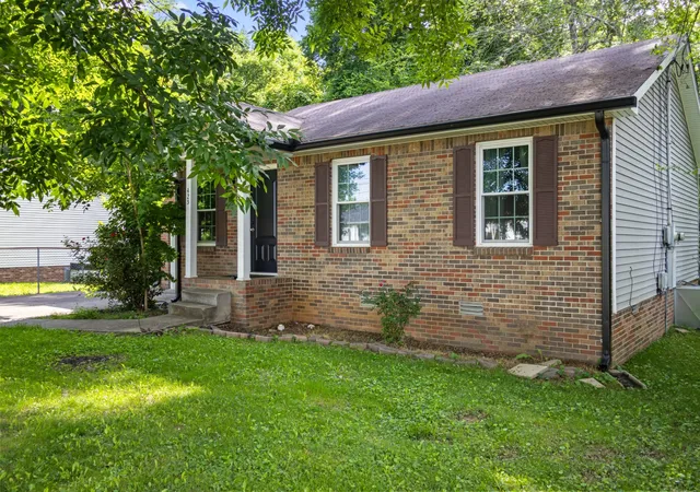 Photo 3 of Single family home for sale at 423 Donna Dr, Clarksville, TN 37042 | MLS# 3251873 | Listing updated on 2026-08-20