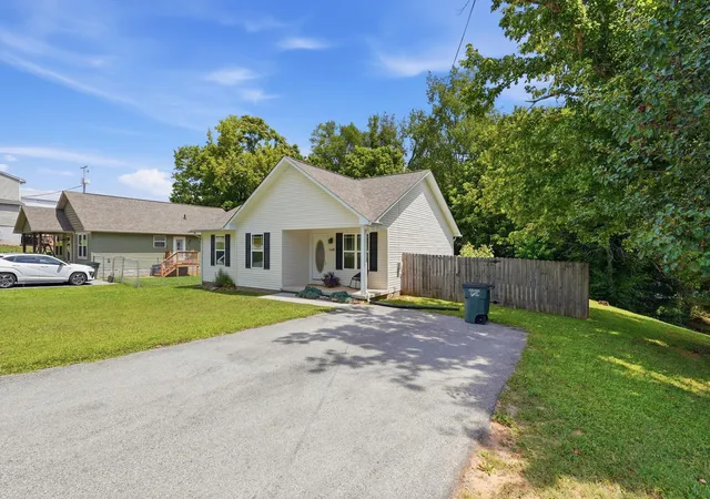 Homes for sale in Sparta, TN | 140 Carson St, Sparta, TN 38583 | MLS# 3256492