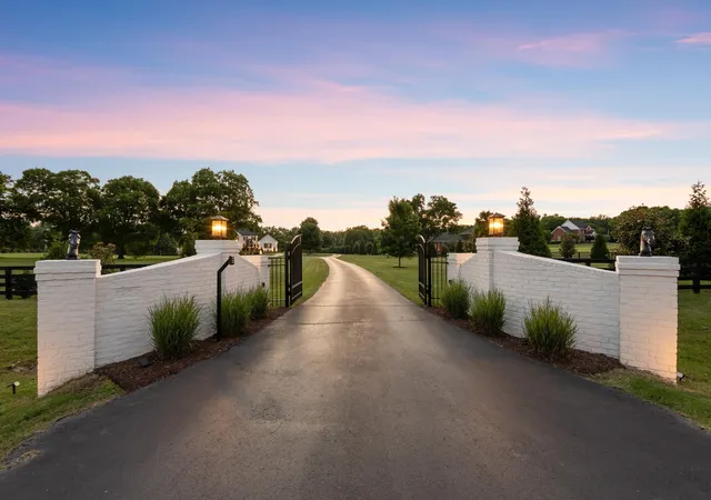 Photo 100 of Mansion for sale at 2620 Goose Crk By Pass, Franklin, TN 37064 | MLS# 3252020 | Listing updated on 2026-09-04