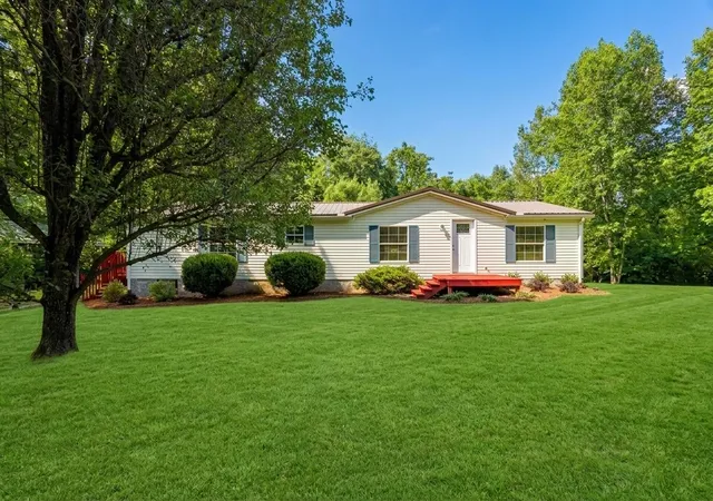Homes for sale in Charlotte, TN | 530 N Fork Rd, Charlotte, TN 37036 | MLS# 3255022
