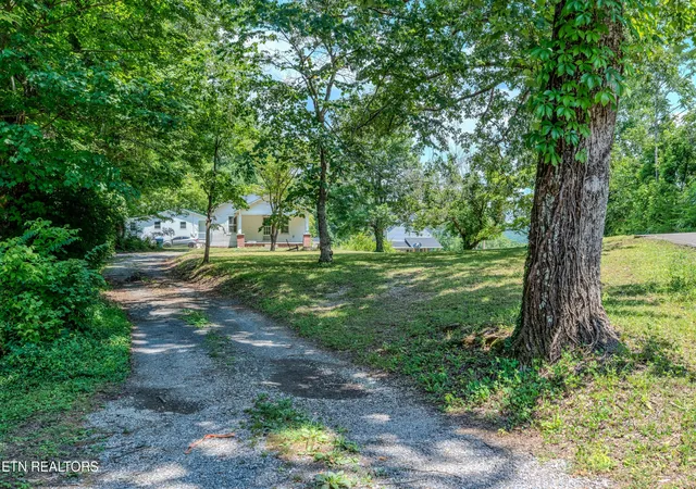 2nd image of 323 Lee Rd, Clinton, TN 37716 | MLS# 3509909