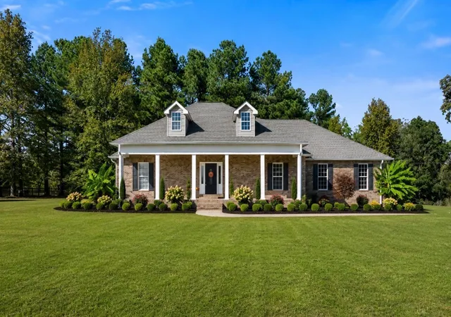 Homes for sale in Mc Ewen, TN | 2044 Old Blacktop Road, Mc Ewen, TN 37101 | MLS# 3252110