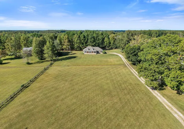 Homes for sale in Mc Ewen, TN | 2044 Old Blacktop Road, Mc Ewen, TN 37101 | MLS# 3252110