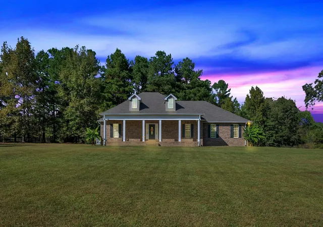 Homes for sale in Mc Ewen, TN | 2044 Old Blacktop Road, Mc Ewen, TN 37101 | MLS# 3252110