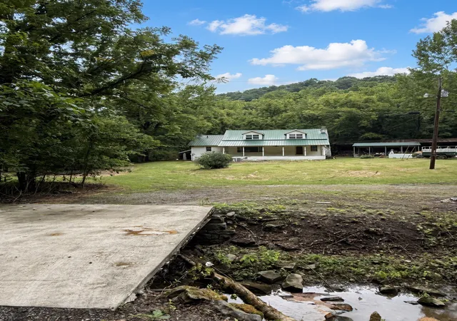 Photo 3 of Single family home for sale at 416 Hix Holw Rd, Gainesboro, TN 38562 | MLS# 3256561 | Listing updated on 2026-09-30