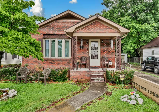 Photo 1 of Single family home for sale at 118 S Campbell St, Hopkinsville, KY 42240 | MLS# 3255114 | Listing updated on 2026-09-26