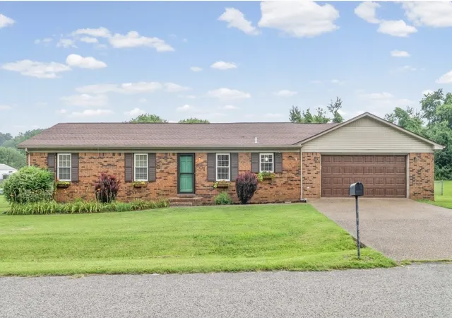 Homes for sale in Hopkinsville, KY | 601 Pineridge Dr, Hopkinsville, KY 42240 | MLS# 3270095