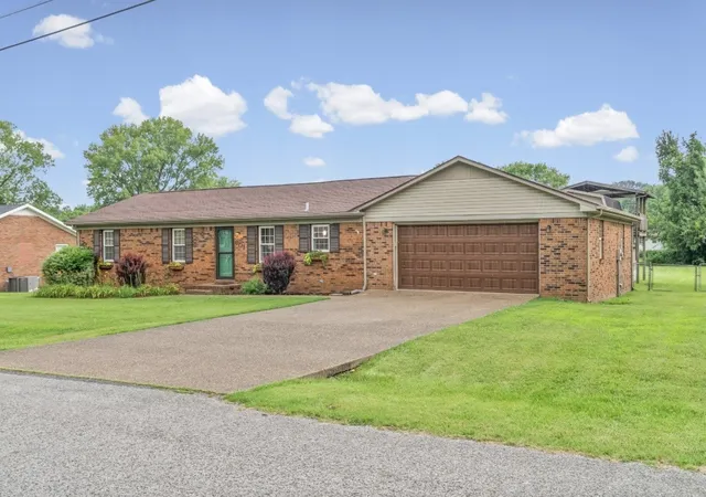 Homes for sale in Hopkinsville, KY | 601 Pineridge Dr, Hopkinsville, KY 42240 | MLS# 3270095