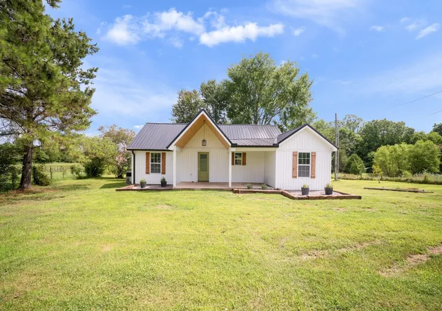 Homes for sale in Charlotte, TN | 1601 Maple Valley Rd, Charlotte, TN 37036 | MLS# 3261195