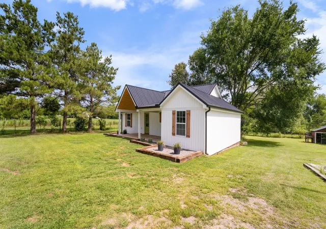 Homes for sale in Charlotte, TN | 1601 Maple Valley Rd, Charlotte, TN 37036 | MLS# 3261195