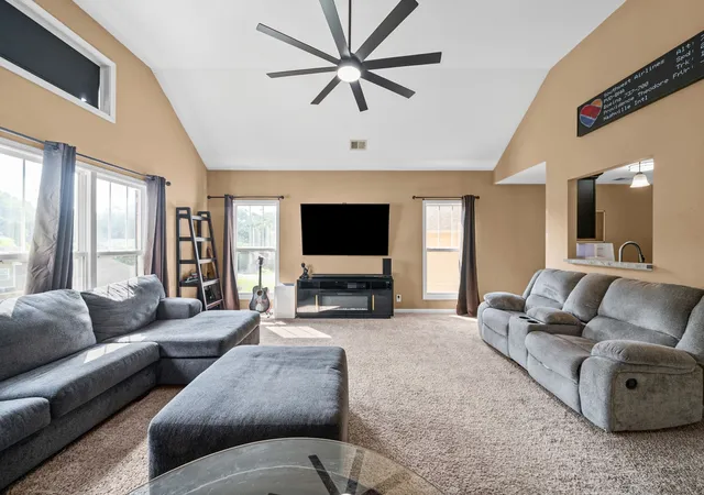 Photo 3 of Single family home for sale at 627 Hidden Valley Dr, Clarksville, TN 37040 | MLS# 3259730 | Listing updated on 2026-09-02
