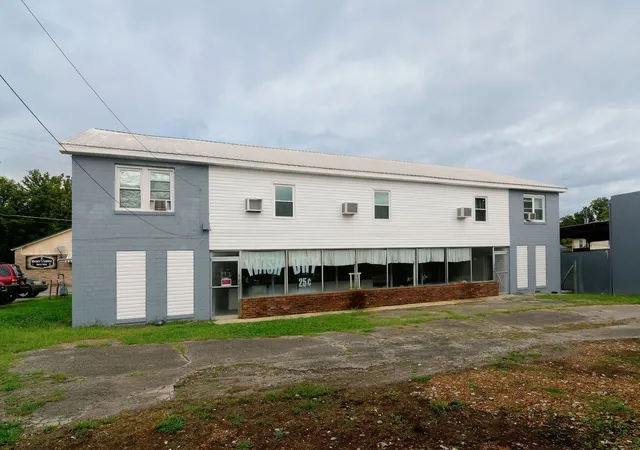 Listing Photo 4 - Condo for sale in building located at 206 Edison St W, Fayetteville, TN 37334