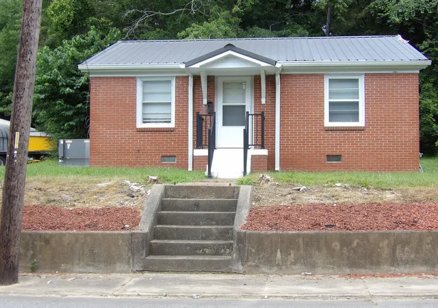 Homes for sale in Waverly, TN | 202 E Richland Ave, Waverly, TN 37185 | MLS# 3258335