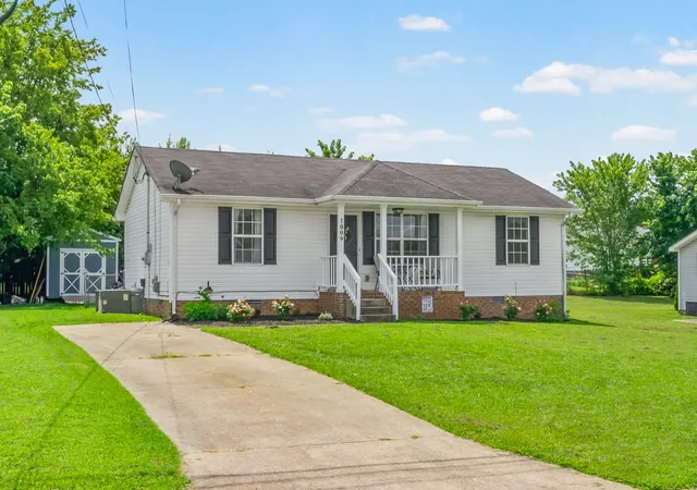 Homes for sale in Oak Grove, KY | 1009 Bush Ave, Oak Grove, KY 42262 | MLS# 3260449