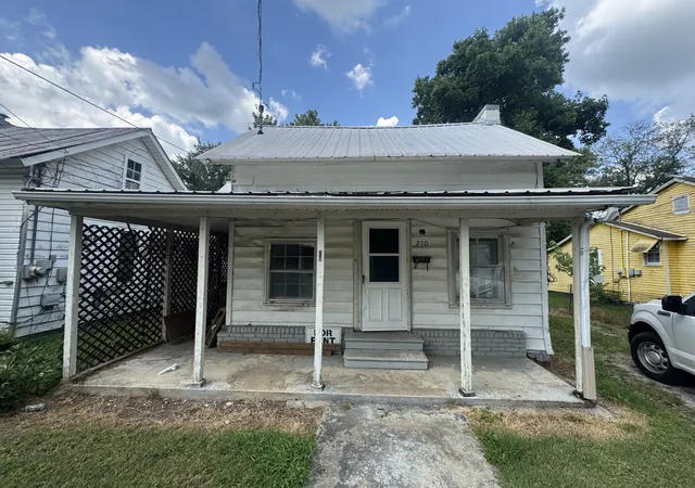 Homes for sale in Pulaski, TN | 210 Turner St, Pulaski, TN 38478 | MLS# 3262993