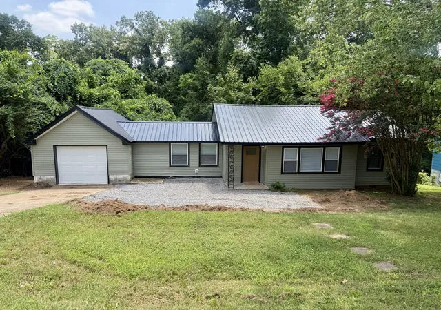 Homes for sale in Clarksville, TN | 714 Mcgraw St, Clarksville, TN 37040 | MLS# 3259734