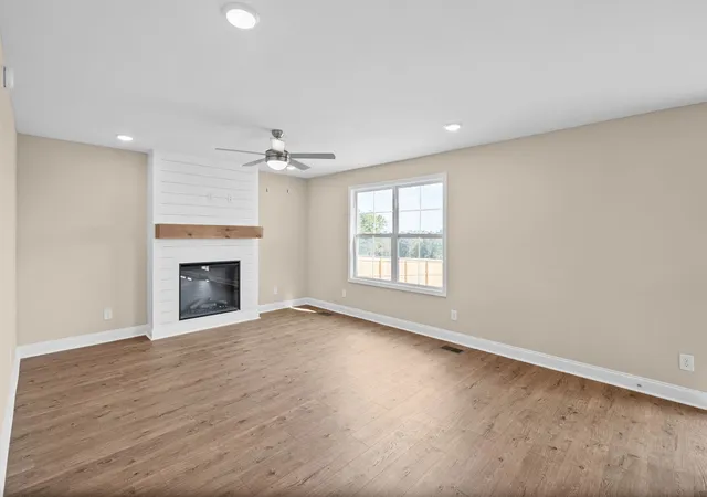 Photo 3 of Single family home for sale at 617 Chatsworth Dr, Clarksville, TN 37042 | MLS# 3259959 | Listing updated on 2026-10-24