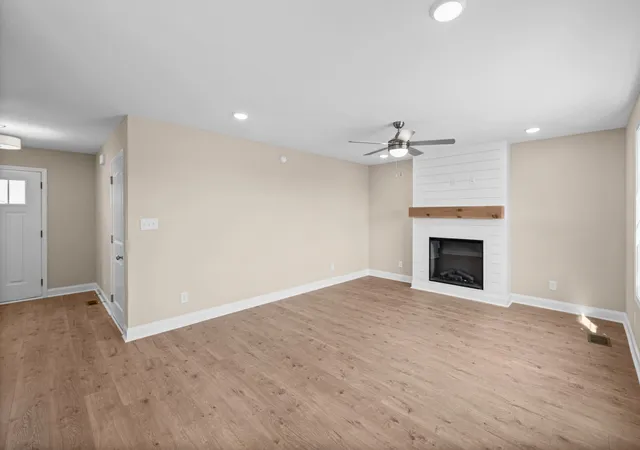Photo 4 of Single family home for sale at 617 Chatsworth Dr, Clarksville, TN 37042 | MLS# 3259959 | Listing updated on 2026-10-24
