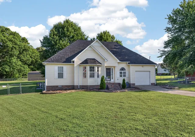 Homes for sale in Fayetteville, TN | 6 Robinwood Dr, Fayetteville, TN 37334 | MLS# 3260204