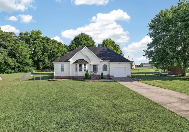 Homes for sale in Fayetteville, TN | 6 Robinwood Dr, Fayetteville, TN 37334 | MLS# 3260204