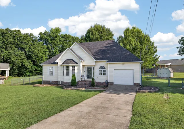 Homes for sale in Fayetteville, TN | 6 Robinwood Dr, Fayetteville, TN 37334 | MLS# 3260204