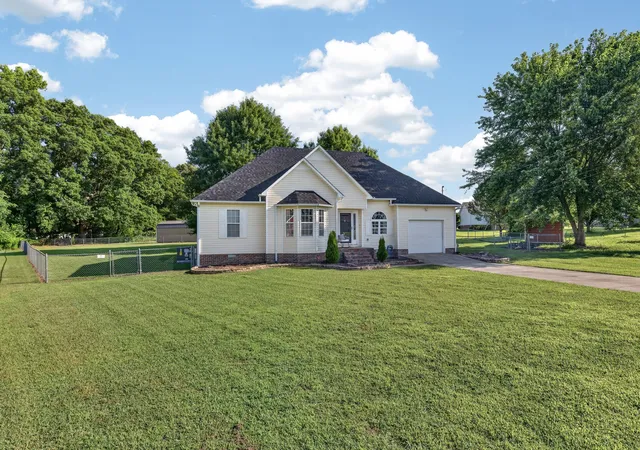 Homes for sale in Fayetteville, TN | 6 Robinwood Dr, Fayetteville, TN 37334 | MLS# 3260204