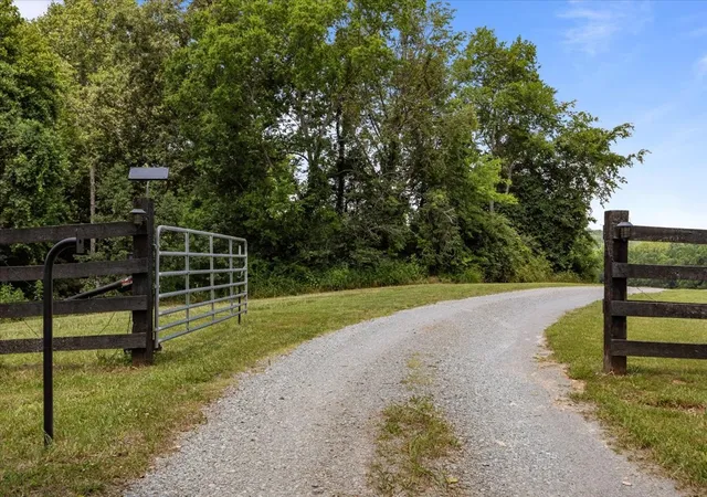 Homes for sale in Cumberland City, TN | 4251 Spring Valley Rd, Cumberland City, TN 37050 | MLS# 3263208