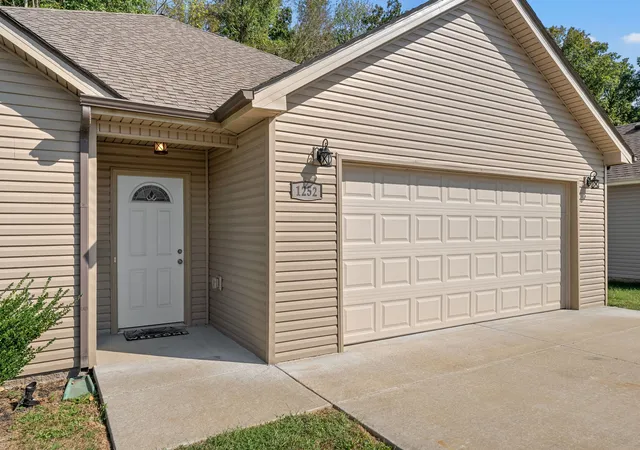Photo 2 of Single family home for sale at 1252 Magnum Dr, Clarksville, TN 37040 | MLS# 3260533 | Listing updated on 2026-10-19