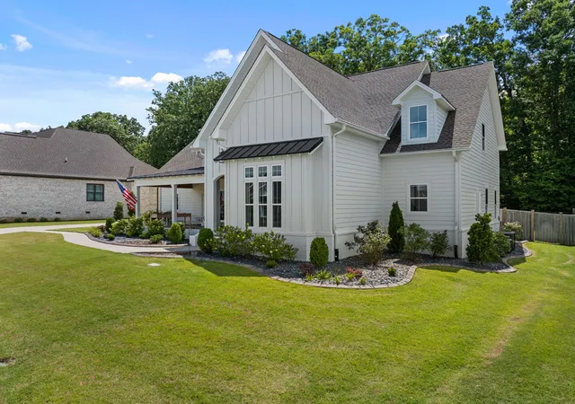 Homes for sale in Florence, AL | 228 Chestnut Oak Dr, Florence, AL 35633 | MLS# 3260589