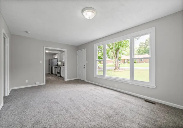 Photo 2 of Single family home for sale at 9 Lealand Dr, Clarksville, TN 37042 | MLS# 3261182 | Listing updated on 2026-09-01
