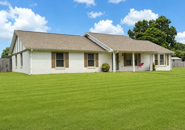 1st image of 133 Oak Hill Dr E, Florence, AL 35633 | MLS# 3272125