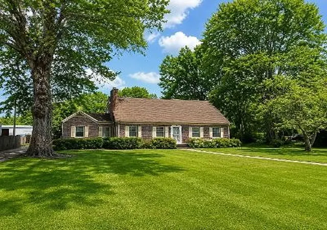 2nd image of 322 Poplar Ave E, Selmer, TN 38375 | MLS# 3263490