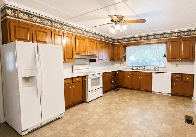 Photo 3 of Single family home for sale at 322 Poplar Ave E, Selmer, TN 38375 | MLS# 3263490 | Listing updated on 2026-10-08