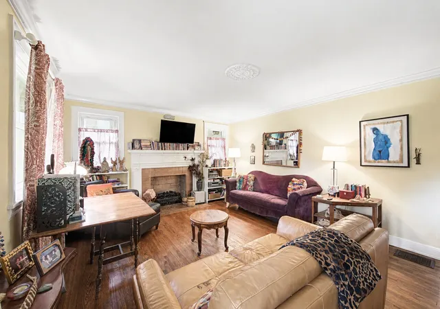 Photo 4 of Single family home for sale at 1718 Green Hills Dr, Nashville, TN 37215 | MLS# 3282435 | Listing updated on 2026-09-21
