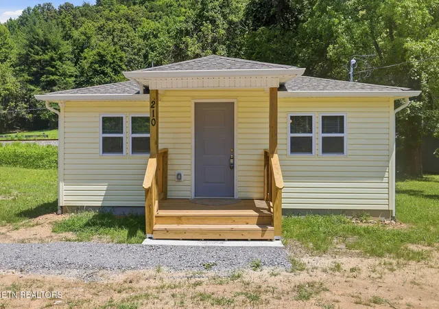 Homes for sale in Oliver Springs, TN | 210 E Spring St, Oliver Springs, TN 37840 | MLS# 3261558