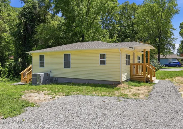 Homes for sale in Oliver Springs, TN | 210 E Spring St, Oliver Springs, TN 37840 | MLS# 3261558