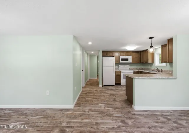 3rd image of 210 E Spring St, Oliver Springs, TN 37840 | MLS# 3261558