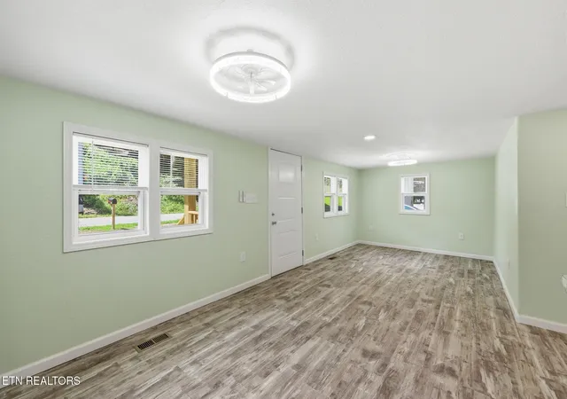 4th image of 210 E Spring St, Oliver Springs, TN 37840 | MLS# 3261558