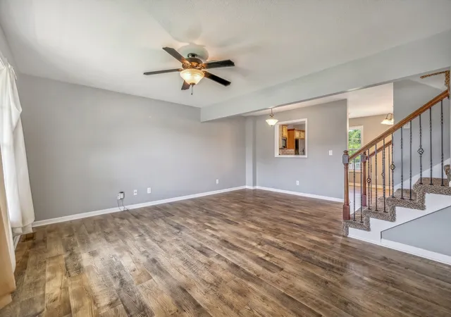 Photo 3 of Sale Pending at 565 Oakmont Dr, Clarksville, TN 37042 | MLS# 3262090 | Listing updated on 2026-10-03