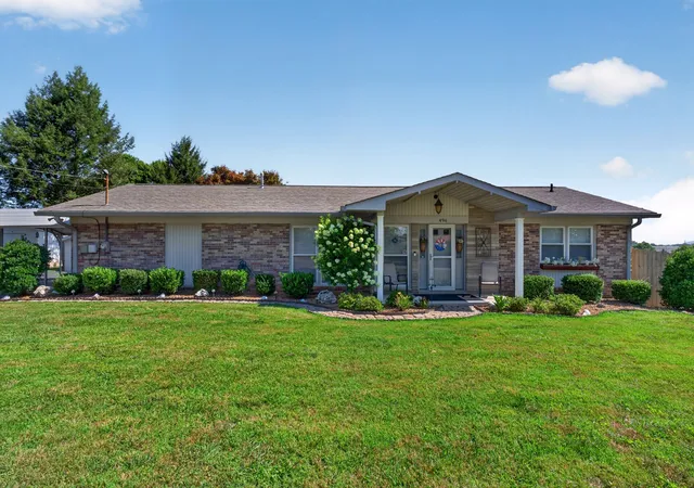 Homes for sale in Sparta, TN | 496 Sunset Dr, Sparta, TN 38583 | MLS# 3262658