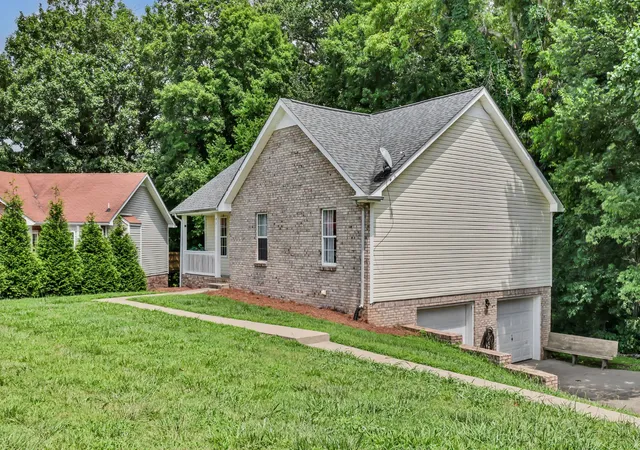 Photo 3 of Single family home for sale at 931 Drum Ln, Clarksville, TN 37043 | MLS# 3267464 | Listing updated on 2026-08-29