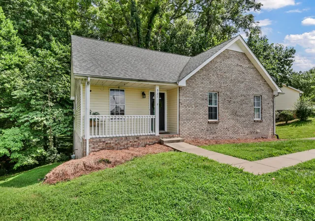 Photo 3 of Single family home for sale at 931 Drum Ln, Clarksville, TN 37043 | MLS# 3267464 | Listing updated on 2026-08-29