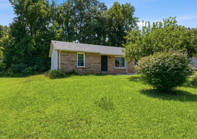 Photo 2 of Single family home for sale at 535 Donna Dr, Clarksville, TN 37042 | MLS# 3268571 | Listing updated on 2026-09-04