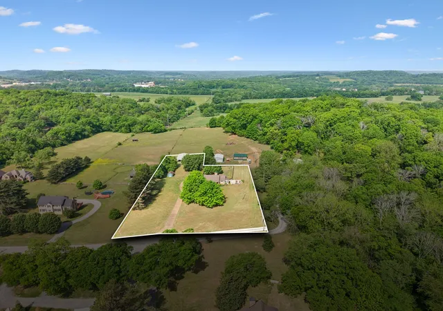 Photo 2 of Single family home for sale at 2751 Standing Oak Dr, Thompsons Station, TN 37179 | MLS# 3263160 | Listing updated on 2026-08-14