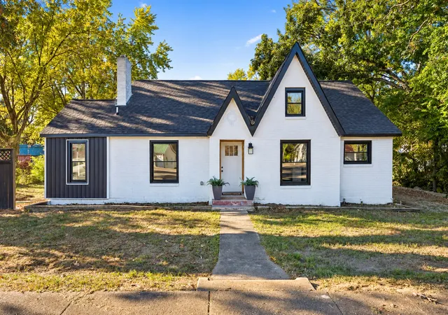 Photo 1 of Single family home for sale at 206 W Main St, Hohenwald, TN 38462 | MLS# 3610328 | Listing updated on 2026-10-02