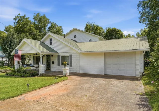 2nd image of 214 Cullum Ave, Dickson, TN 37055 | MLS# 3305641