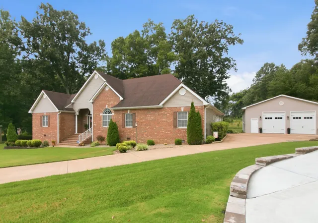Homes for sale in Paris, TN | 1305 Oakbrook Dr, Paris, TN 38242 | MLS# 3262745